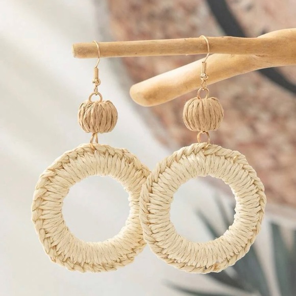 🌴Tropical raffia drop earrings. Round open circle attached round raffia bead. - Picture 3 of 8